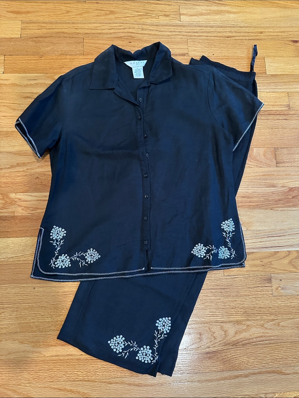 Woman’s linen cropped pant suit.